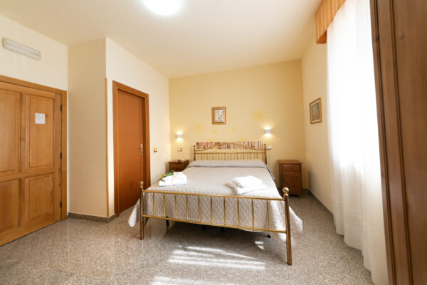 Vista della Camera Verde Ulivo con letto matrimoniale e finestra laterale