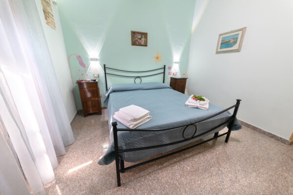 Vista laterale della Camera Vigna Antica con letto matrimoniale e finestra