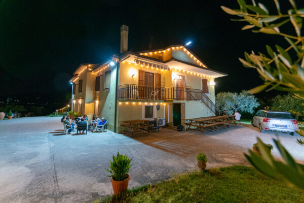 Vista notturna del Nido del Falco a Montefalco con cortile e balcone illuminato