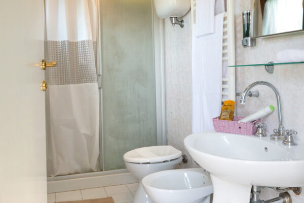 Bagno della Camera del Tramonto con lavabo, servizi e doccia