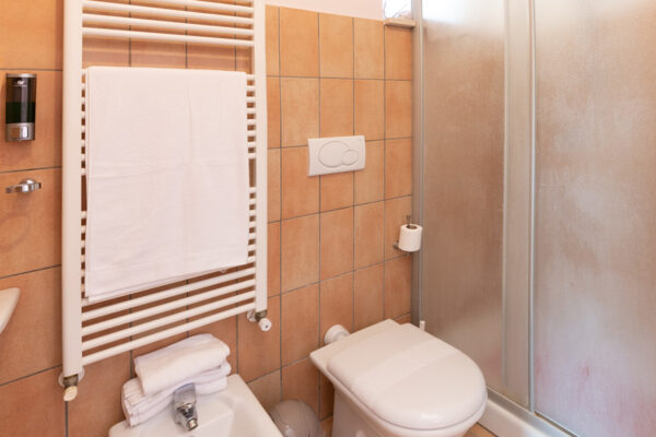Bagno della Camera Colle della Collina del Nido del Falco a Montefalco con lavabo, specchio e scaldasalviette