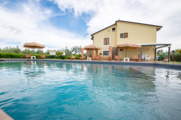 Vista dal bordo piscina verso l’affittacamere Il Nido del Falco a Montefalco