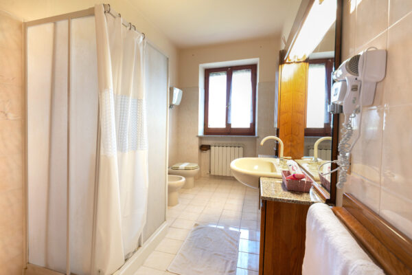 Bagno della Camera del Falco con doccia, lavabo e finestra