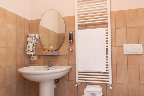 Bagno della Camera Colle della Collina del Nido del Falco a Montefalco con box doccia, sanitari e finestra