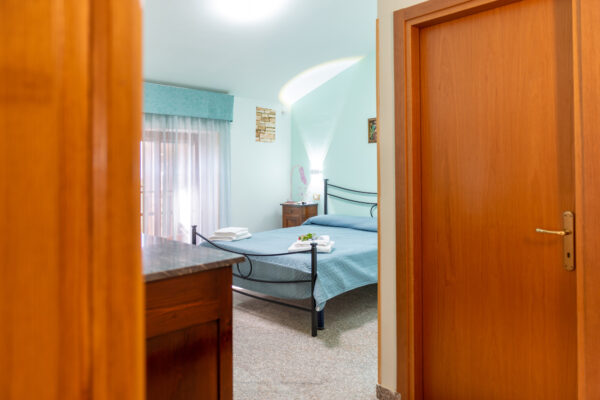 Ingresso della Camera Vigna Antica con vista sul letto matrimoniale