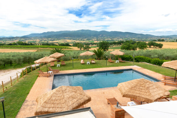 Vista dall’alto della piscina del Nido del Falco con le colline di Montefalco sullo sfondo