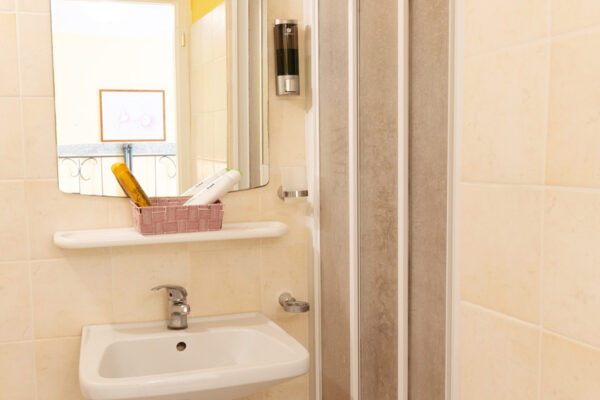 Lavabo e box doccia nel bagno della Camera Colle del Sole a Montefalco
