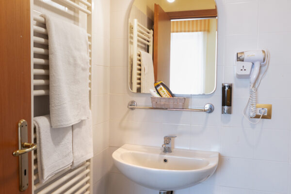 Bagno della Camera Verde Ulivo visto dalla porta con lavabo e termoarredo