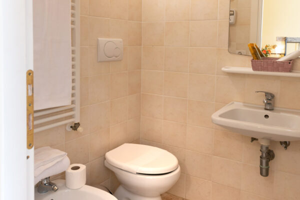 Bagno della Camera Colle del Sole con lavabo, WC e bidet