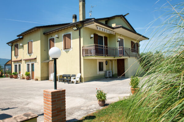 Facciata dell’affittacamere Il Nido del Falco a Montefalco con balcone e cortile esterno