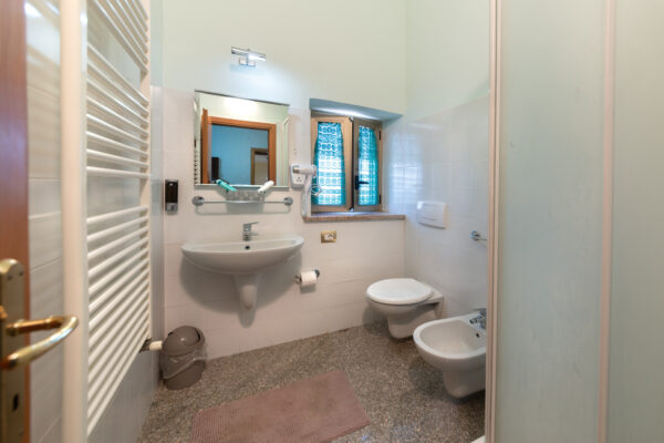 Vista d’insieme del bagno della Camera Vigna Antica con lavabo e servizi