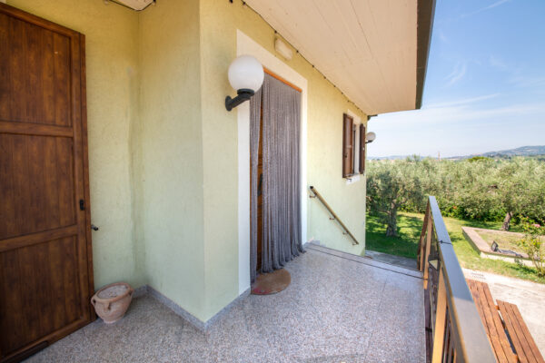 Terrazza esterna del Nido del Falco con vista sul verde a Montefalco