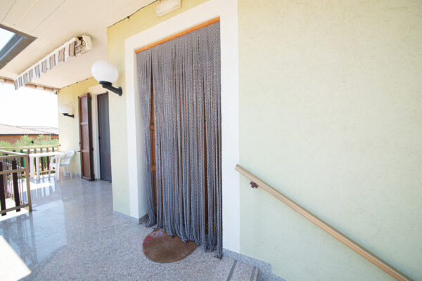Ingresso delle camere dalla terrazza esterna del Nido del Falco a Montefalco