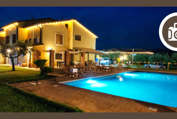 Il Nido del Falco a Montefalco con piscina illuminata e giardino di sera