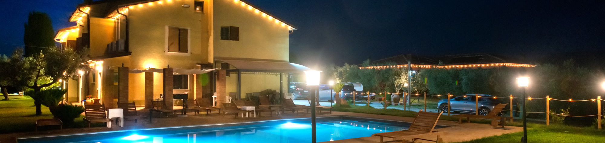 Vista serale dell’affittacamere Il Nido del Falco a Montefalco con piscina illuminata e giardino